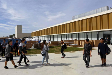 El nuevo centro de educación Secundaria y de Formación Profesional acogió el lunes la presentación de los alumnos con los últimos retoques en el equipamiento de aulas y talleres pendientes y tras una inversión de 37,2 millones de euros.