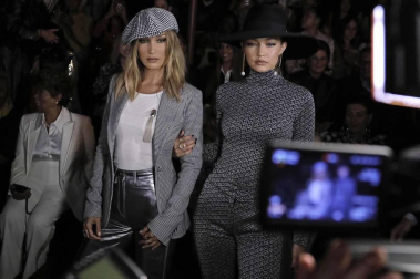 Fotos del desfile organizado por el diseñador y la actriz, una de las citas clave de la Fashion Week de Nueva York