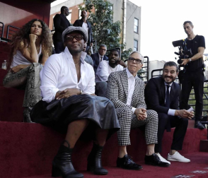 Fotos del desfile organizado por el diseñador y la actriz, una de las citas clave de la Fashion Week de Nueva York