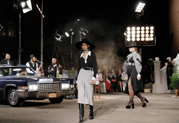Fotos del desfile organizado por el diseñador y la actriz, una de las citas clave de la Fashion Week de Nueva York