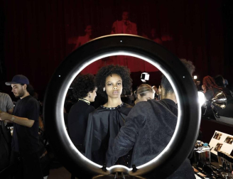 Fotos del desfile organizado por el diseñador y la actriz, una de las citas clave de la Fashion Week de Nueva York
