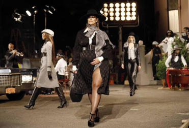 Fotos del desfile organizado por el diseñador y la actriz, una de las citas clave de la Fashion Week de Nueva York