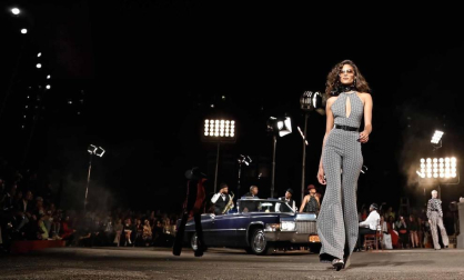 Fotos del desfile organizado por el diseñador y la actriz, una de las citas clave de la Fashion Week de Nueva York