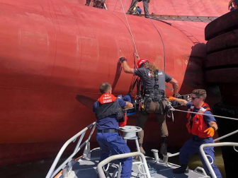 Rescatados cuatro tripulantes del buque de carga