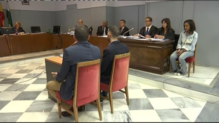 "Ana Julia tenía tierra en las manos y en la sudadera cuando se la detuvo", señala un agente