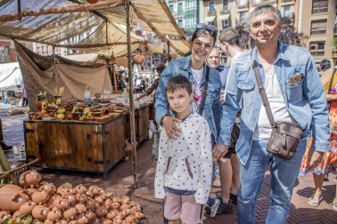 Durante el pasado fin de semana, los pamploneses celebraron el Privilegio que les convirtió en una única ciudad en el año 1423. La cámara de ¡Click! disfrutó junto a vecinos y visitantes del animado ambiente que se vivió en las calles durante la mañana del sábado 7 y paseó entre los puestos de artesanía instalados por todo el casco antiguo.
