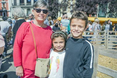 Durante el pasado fin de semana, los pamploneses celebraron el Privilegio que les convirtió en una única ciudad en el año 1423. La cámara de ¡Click! disfrutó junto a vecinos y visitantes del animado ambiente que se vivió en las calles durante la mañana del sábado 7 y paseó entre los puestos de artesanía instalados por todo el casco antiguo.