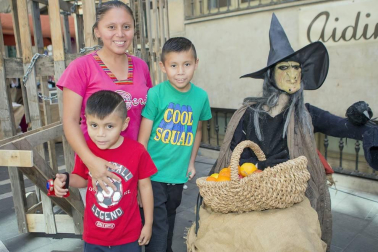 Durante el pasado fin de semana, los pamploneses celebraron el Privilegio que les convirtió en una única ciudad en el año 1423. La cámara de ¡Click! disfrutó junto a vecinos y visitantes del animado ambiente que se vivió en las calles durante la mañana del sábado 7 y paseó entre los puestos de artesanía instalados por todo el casco antiguo.