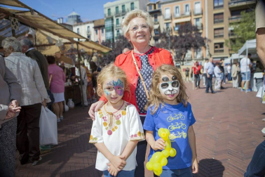 Durante el pasado fin de semana, los pamploneses celebraron el Privilegio que les convirtió en una única ciudad en el año 1423. La cámara de ¡Click! disfrutó junto a vecinos y visitantes del animado ambiente que se vivió en las calles durante la mañana del sábado 7 y paseó entre los puestos de artesanía instalados por todo el casco antiguo.