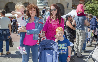 Durante el pasado fin de semana, los pamploneses celebraron el Privilegio que les convirtió en una única ciudad en el año 1423. La cámara de ¡Click! disfrutó junto a vecinos y visitantes del animado ambiente que se vivió en las calles durante la mañana del sábado 7 y paseó entre los puestos de artesanía instalados por todo el casco antiguo.