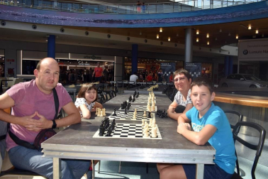 El sábado 7 de setiembre, el Club Ajedrez Orvina y la Federación Navarra de Ajedrez organizaron el X Torneo Infantil Itaroa, en el que tomaron parte 83 ajedrecistas divididos en cuatro categorías. Los jugadores ocuparon con sus tableros la plaza central del citado centro comercial, donde también se instaló un ajedrez gigante.