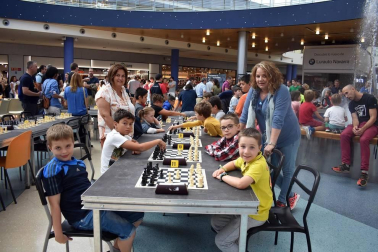 El sábado 7 de setiembre, el Club Ajedrez Orvina y la Federación Navarra de Ajedrez organizaron el X Torneo Infantil Itaroa, en el que tomaron parte 83 ajedrecistas divididos en cuatro categorías. Los jugadores ocuparon con sus tableros la plaza central del citado centro comercial, donde también se instaló un ajedrez gigante.