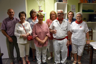 El domingo 8 de septiembre, último día de las fiestas en honor a la Virgen del Rosario, los vecinos de Fontellas disfrutaron de un 'lunch' organizado por la asociación de jubilados Fuente Lizar, tras el que se celebró un encierro de reses bravas.