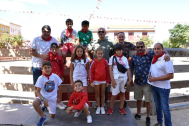 El domingo 8 de septiembre, último día de las fiestas en honor a la Virgen del Rosario, los vecinos de Fontellas disfrutaron de un 'lunch' organizado por la asociación de jubilados Fuente Lizar, tras el que se celebró un encierro de reses bravas.