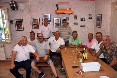 El domingo 8 de septiembre, último día de las fiestas en honor a la Virgen del Rosario, los vecinos de Fontellas disfrutaron de un 'lunch' organizado por la asociación de jubilados Fuente Lizar, tras el que se celebró un encierro de reses bravas.