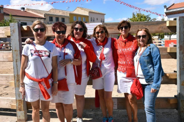 El domingo 8 de septiembre, último día de las fiestas en honor a la Virgen del Rosario, los vecinos de Fontellas disfrutaron de un 'lunch' organizado por la asociación de jubilados Fuente Lizar, tras el que se celebró un encierro de reses bravas.