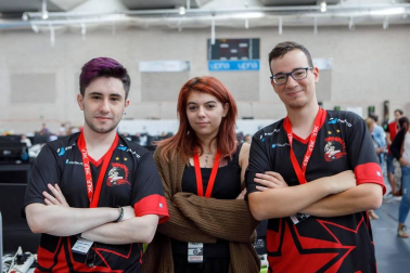 Desde el jueves 5 de septiembre a las cuatro de la tarde y de forma ininterrumpida hasta la misma hora del domingo 8, se celebró en las instalaciones del polideportivo de la UPNA una nueva edición de la Navarra Lan Party. Un punto de encuentro para los amantes de las TIC organizado por la Asociación Navarra para la Divulgación de la Tecnología.