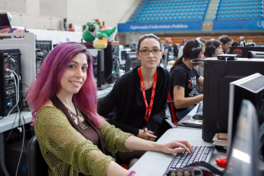 Desde el jueves 5 de septiembre a las cuatro de la tarde y de forma ininterrumpida hasta la misma hora del domingo 8, se celebró en las instalaciones del polideportivo de la UPNA una nueva edición de la Navarra Lan Party. Un punto de encuentro para los amantes de las TIC organizado por la Asociación Navarra para la Divulgación de la Tecnología.