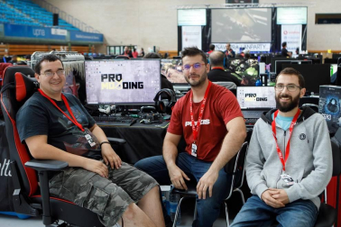 Desde el jueves 5 de septiembre a las cuatro de la tarde y de forma ininterrumpida hasta la misma hora del domingo 8, se celebró en las instalaciones del polideportivo de la UPNA una nueva edición de la Navarra Lan Party. Un punto de encuentro para los amantes de las TIC organizado por la Asociación Navarra para la Divulgación de la Tecnología.