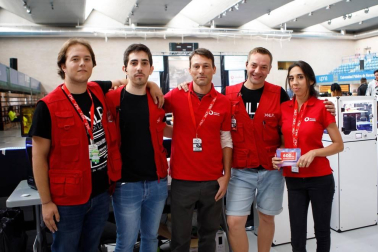 Desde el jueves 5 de septiembre a las cuatro de la tarde y de forma ininterrumpida hasta la misma hora del domingo 8, se celebró en las instalaciones del polideportivo de la UPNA una nueva edición de la Navarra Lan Party. Un punto de encuentro para los amantes de las TIC organizado por la Asociación Navarra para la Divulgación de la Tecnología.