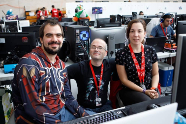 Desde el jueves 5 de septiembre a las cuatro de la tarde y de forma ininterrumpida hasta la misma hora del domingo 8, se celebró en las instalaciones del polideportivo de la UPNA una nueva edición de la Navarra Lan Party. Un punto de encuentro para los amantes de las TIC organizado por la Asociación Navarra para la Divulgación de la Tecnología.