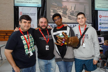 Desde el jueves 5 de septiembre a las cuatro de la tarde y de forma ininterrumpida hasta la misma hora del domingo 8, se celebró en las instalaciones del polideportivo de la UPNA una nueva edición de la Navarra Lan Party. Un punto de encuentro para los amantes de las TIC organizado por la Asociación Navarra para la Divulgación de la Tecnología.