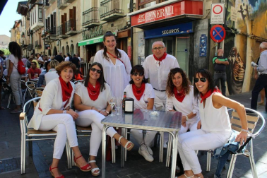 La Asociación Cultural Amigos del Gigante celebró el 7 de septiembre el centenario de los Reyes Cristianos, Pocaboina y Calvo de la Comparsa municipal. Música de gaita, comida popular, encierros o bailables se sucedieron durante la jornada, que contó con la colaboración de la Asociación Banda Municipal, Gaiteros de Sangüesa, Coral Nora, Grupo de Danzas Rocamador, Comparsa Municipal y Comparsa Navarros de San Vicente del Raspeig.