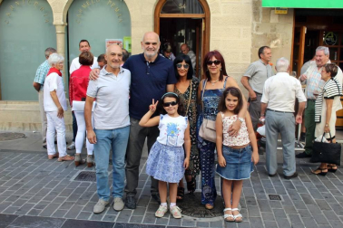 La Asociación Cultural Amigos del Gigante celebró el 7 de septiembre el centenario de los Reyes Cristianos, Pocaboina y Calvo de la Comparsa municipal. Música de gaita, comida popular, encierros o bailables se sucedieron durante la jornada, que contó con la colaboración de la Asociación Banda Municipal, Gaiteros de Sangüesa, Coral Nora, Grupo de Danzas Rocamador, Comparsa Municipal y Comparsa Navarros de San Vicente del Raspeig.