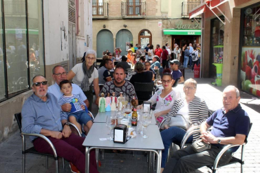 La Asociación Cultural Amigos del Gigante celebró el 7 de septiembre el centenario de los Reyes Cristianos, Pocaboina y Calvo de la Comparsa municipal. Música de gaita, comida popular, encierros o bailables se sucedieron durante la jornada, que contó con la colaboración de la Asociación Banda Municipal, Gaiteros de Sangüesa, Coral Nora, Grupo de Danzas Rocamador, Comparsa Municipal y Comparsa Navarros de San Vicente del Raspeig.