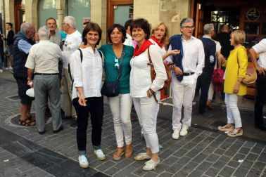 La Asociación Cultural Amigos del Gigante celebró el 7 de septiembre el centenario de los Reyes Cristianos, Pocaboina y Calvo de la Comparsa municipal. Música de gaita, comida popular, encierros o bailables se sucedieron durante la jornada, que contó con la colaboración de la Asociación Banda Municipal, Gaiteros de Sangüesa, Coral Nora, Grupo de Danzas Rocamador, Comparsa Municipal y Comparsa Navarros de San Vicente del Raspeig.