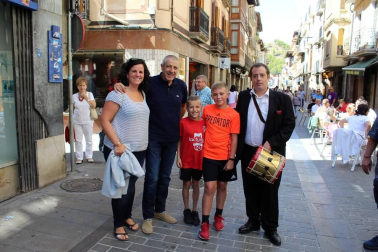 La Asociación Cultural Amigos del Gigante celebró el 7 de septiembre el centenario de los Reyes Cristianos, Pocaboina y Calvo de la Comparsa municipal. Música de gaita, comida popular, encierros o bailables se sucedieron durante la jornada, que contó con la colaboración de la Asociación Banda Municipal, Gaiteros de Sangüesa, Coral Nora, Grupo de Danzas Rocamador, Comparsa Municipal y Comparsa Navarros de San Vicente del Raspeig.
