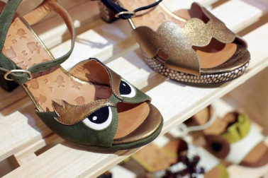 Cinco firmas 'made in Spain' aterrizan en la pasarela neoyorquina con sus propuestas de moda y complementos.