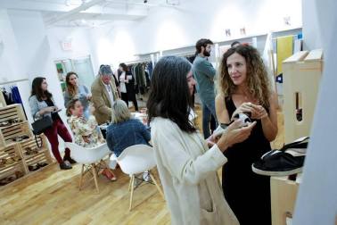 Cinco firmas 'made in Spain' aterrizan en la pasarela neoyorquina con sus propuestas de moda y complementos.