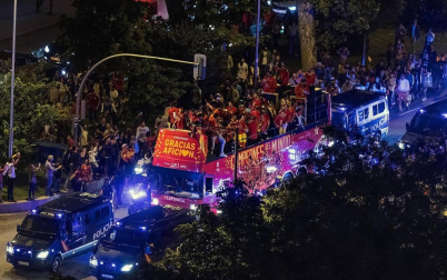 Los Reyes y Pedro Sánchez han recibido a los integrantes de la selección, que después han recorrido las calles de Madrid en un autobús descapotable para culminar en una fiesta en la plaza de Colón.