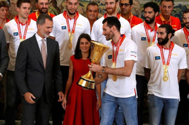 Los Reyes y Pedro Sánchez han recibido a los integrantes de la selección, que después han recorrido las calles de Madrid en un autobús descapotable para culminar en una fiesta en la plaza de Colón.