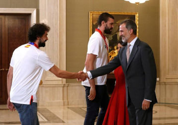 Los Reyes y Pedro Sánchez han recibido a los integrantes de la selección, que después han recorrido las calles de Madrid en un autobús descapotable para culminar en una fiesta en la plaza de Colón.