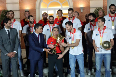 Los Reyes y Pedro Sánchez han recibido a los integrantes de la selección, que después han recorrido las calles de Madrid en un autobús descapotable para culminar en una fiesta en la plaza de Colón.