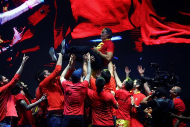 Los Reyes y Pedro Sánchez han recibido a los integrantes de la selección, que después han recorrido las calles de Madrid en un autobús descapotable para culminar en una fiesta en la plaza de Colón.