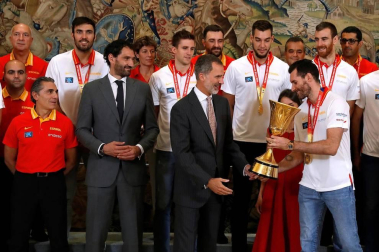 Los Reyes y Pedro Sánchez han recibido a los integrantes de la selección, que después han recorrido las calles de Madrid en un autobús descapotable para culminar en una fiesta en la plaza de Colón.