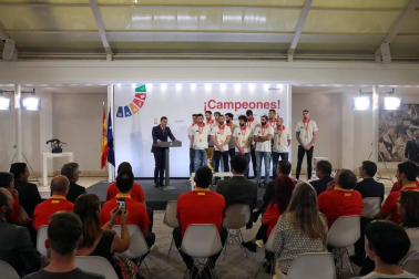 Los Reyes y Pedro Sánchez han recibido a los integrantes de la selección, que después han recorrido las calles de Madrid en un autobús descapotable para culminar en una fiesta en la plaza de Colón.