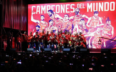 Los Reyes y Pedro Sánchez han recibido a los integrantes de la selección, que después han recorrido las calles de Madrid en un autobús descapotable para culminar en una fiesta en la plaza de Colón.