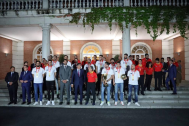 Los Reyes y Pedro Sánchez han recibido a los integrantes de la selección, que después han recorrido las calles de Madrid en un autobús descapotable para culminar en una fiesta en la plaza de Colón.