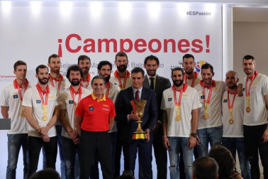 Los Reyes y Pedro Sánchez han recibido a los integrantes de la selección, que después han recorrido las calles de Madrid en un autobús descapotable para culminar en una fiesta en la plaza de Colón.