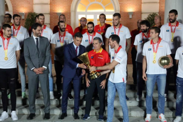 Los Reyes y Pedro Sánchez han recibido a los integrantes de la selección, que después han recorrido las calles de Madrid en un autobús descapotable para culminar en una fiesta en la plaza de Colón.