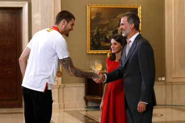 Los Reyes y Pedro Sánchez han recibido a los integrantes de la selección, que después han recorrido las calles de Madrid en un autobús descapotable para culminar en una fiesta en la plaza de Colón.