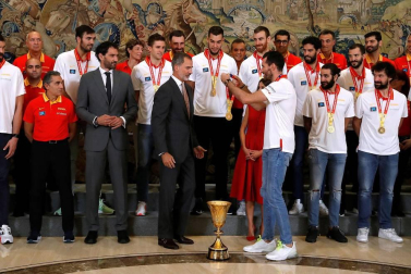 Los Reyes y Pedro Sánchez han recibido a los integrantes de la selección, que después han recorrido las calles de Madrid en un autobús descapotable para culminar en una fiesta en la plaza de Colón.