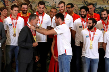 Los Reyes y Pedro Sánchez han recibido a los integrantes de la selección, que después han recorrido las calles de Madrid en un autobús descapotable para culminar en una fiesta en la plaza de Colón.