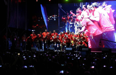 Los Reyes y Pedro Sánchez han recibido a los integrantes de la selección, que después han recorrido las calles de Madrid en un autobús descapotable para culminar en una fiesta en la plaza de Colón.