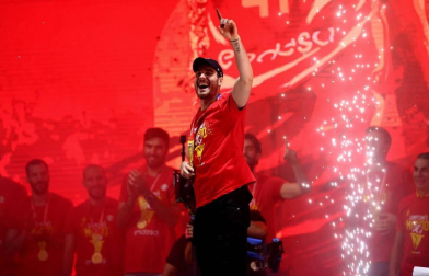 Los Reyes y Pedro Sánchez han recibido a los integrantes de la selección, que después han recorrido las calles de Madrid en un autobús descapotable para culminar en una fiesta en la plaza de Colón.