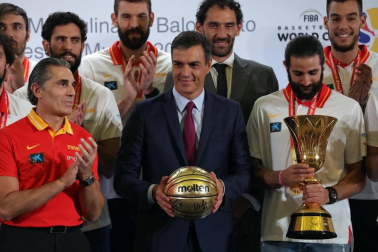 Los Reyes y Pedro Sánchez han recibido a los integrantes de la selección, que después han recorrido las calles de Madrid en un autobús descapotable para culminar en una fiesta en la plaza de Colón.